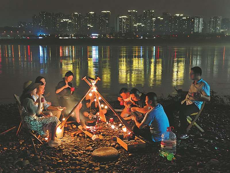 Watu wakikusanyika kula mlo wa hotpot karibu na Mto Yangtze katika Wilaya ya Jiulong ya Chongqing, nchini China. [Picha na Liu Song/Kwa China Daima]