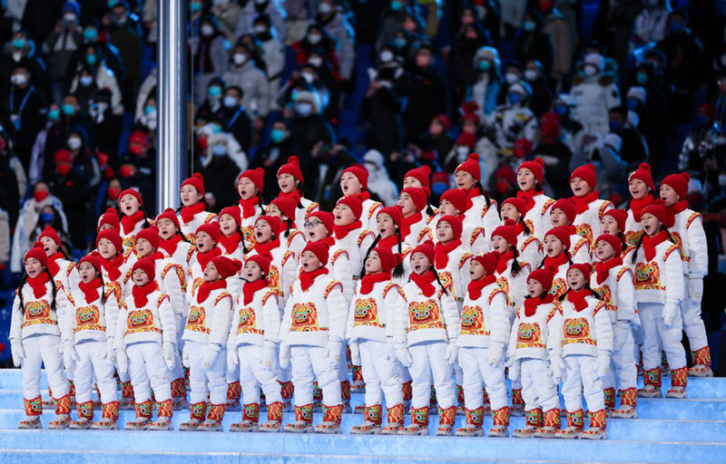 Kwaya ya watoto wakiimba wimbo wa Olimpiki wakati wa sherehe za ufunguzi wa Michezo ya Olimpiki ya Majira ya Baridi ya Beijing kwenye Uwanja wa Michezo wa Taifa hapa Beijing, Februari 4, 2022. (Xinhua/Cao Can)