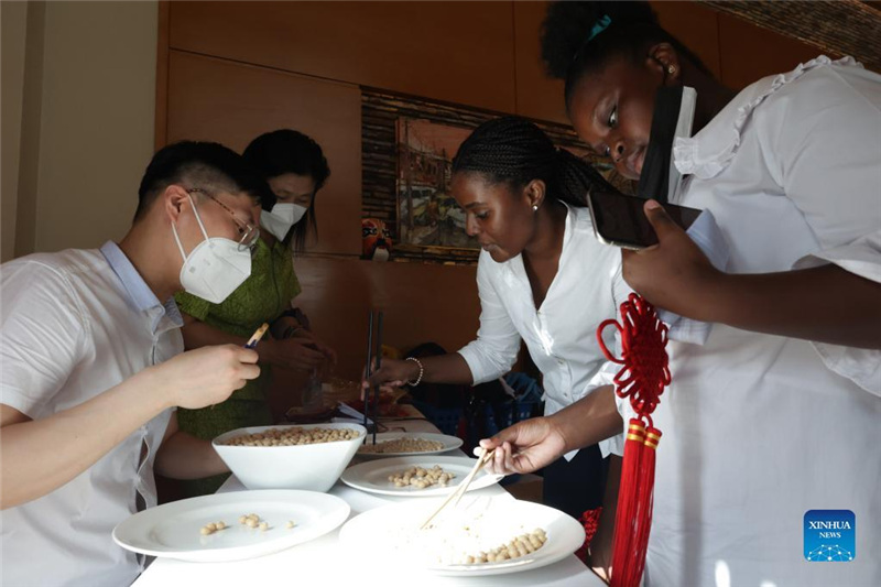 Watu wakishiriki katika mchezo wa kutumia vijiti vya kulia chakula ili kuokota maharagwe wakati wa maonyesho ya utamaduni wa China huko Accra, mji mkuu wa Ghana, Mei 8, 2022. Taasisi ya Confucius katika Chuo Kikuu cha Ghana Jumapili wiki iliyopita iliandaa maonyesho ya utamaduni wa China kwa hadhira ya Ghana ili kukuza uhusiano wa kitamaduni kati ya watu wa nchi hizo mbili. (Xinhua/Xu Zheng)