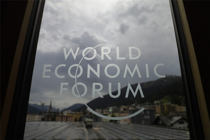 Nembo ya Jukwaa la Uchumi Duniani (WEF) ikionekana huko Davos, Uswizi, Mei 22, 2022. Mkutano wa Mwaka wa 2022 wa WEF umeanza tangu Mei 22 hadi Mei 26. (Xinhua/Zheng Huansong)