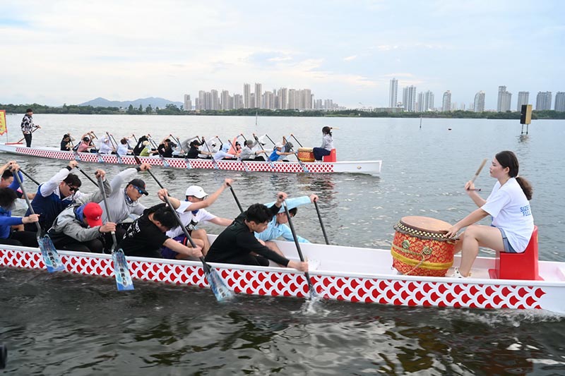 Tarehe 30, Mei, timu ya ngalawa ya dragon kutoka Chuo Kikuu cha Jimei inafanya mazoezi kwenye Kituo cha Michezo ya Maji ya Xiamen. (Picha/Xinhua)