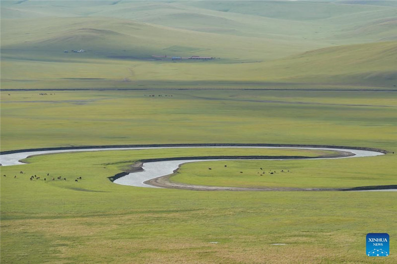 Mandhari kando ya Mto Mergel Gol huko Hulun Buir, Mongolia ya Ndani nchini China