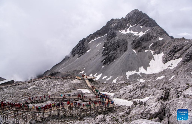 Mandhari ya Milima ya Theluji ya Yulong ya Yunnan