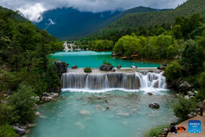 Mandhari ya Milima ya Theluji ya Yulong ya Yunnan