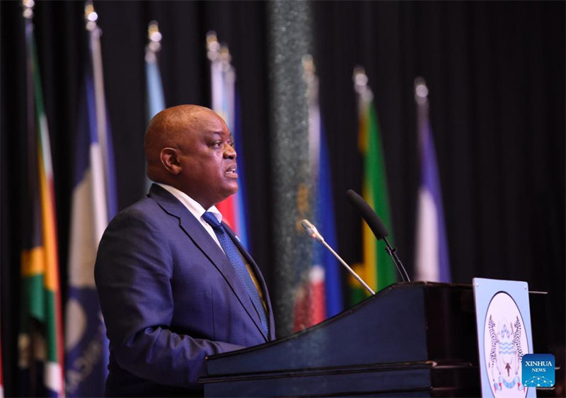 Rais wa Botswana Mokgweetsi Masisi akihutubia Mkutano wa 7 wa wakuu wa nchi na serikali wa Umoja wa Forodha wa Kusini mwa Afrika (SACU) mjini Gaborone, Botswana, Juni 30, 2022. Rais Mokgweetsi Masisi wa Botswana Alhamisi wiki hii amesema nchi za SACU, ambazo ni Botswana, Afrika Kusini, Eswatini, Namibia na Lesotho, sasa ziko katika kipindi ambacho hatari ya kudorora kiuchumi inaongezeka. (Picha na Tshekiso Tebalo/Xinhua)