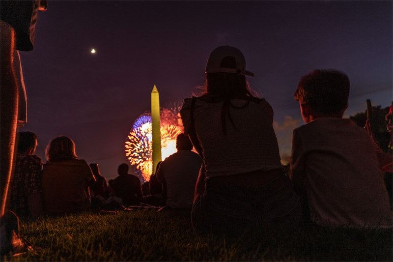 Fataki zikilipuka kwenye National Mall kusherehekea Siku ya Uhuru wa Marekani mjini Washington, D.C., Marekani, Julai 4, 2022. (Picha na Aaron Schwartz/Xinhua)