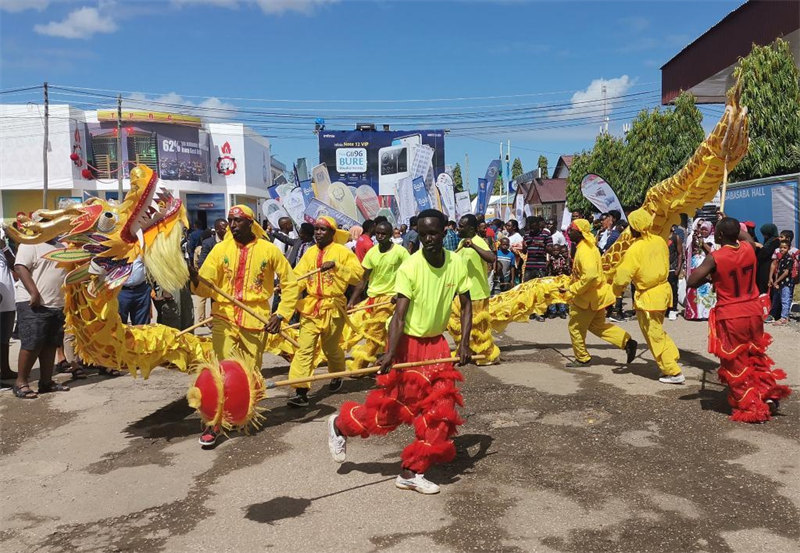 Ngoma ya dragoni ikichezwa kwenye Maonyesho ya 46 ya Biashara ya Kimataifa ya Dar es Salaam jijini Dar es Salaam, Tanzania, Julai 7, 2022. Makumi ya mamia ya watembeleaji maonyesho wa ndani na nje ya Tanzania wanaotembelea Maonyesho ya 46 ya Biashara ya Kimataifa ya Dar es Salaam (DITF) wanamiminika kwenye banda la China kutafuta taarifa za bidhaa mbalimbali zinazoonyeshwa. (Xinhua)