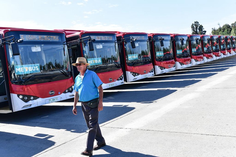 Mwanamume huyu akipita mabasi ya umeme ya BYD kwenye Bustani ya O'Higgins ya San Diego, Mji Mkuu wa Chile, Desemba 13, 2018. (Picha/Xinhua)