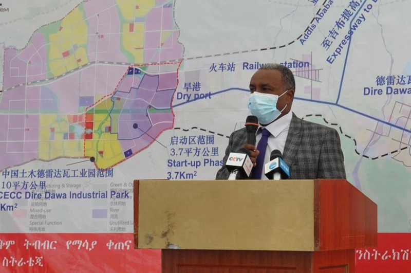 Meya wa Mji wa Dire Dawa Ahmed Mohamed Bouh akizungumza kwenye uzinduzi wa Eneo Maalumu la Viwanda la Shirika la Uhandisi na Ujenzi la China (CCECC) huko Dire Dawa, Ethiopia, Mei 28, 2021. (Xinhua)