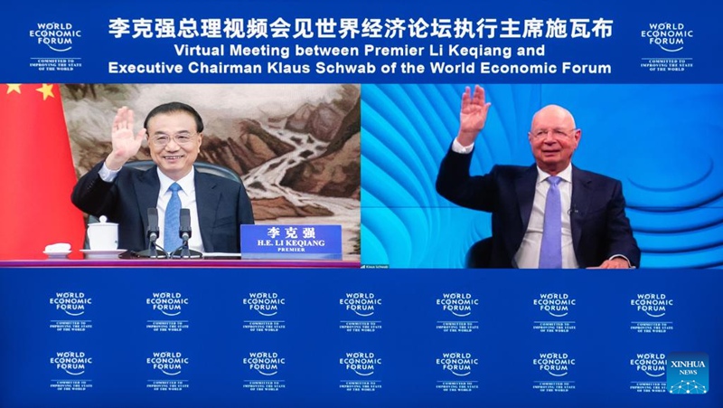 Waziri Mkuu wa China Li Keqiang akikutana na kufanya mazungumzo na Klaus Schwab, Mwenyekiti Mtendaji wa Baraza la Uchumi Duniani (WEF), kupitia njia ya video kwenye Jumba la Mikutano ya Umma la Beijing, China, Julai 19, 2022. (Xinhua/Zhai Jianlan)