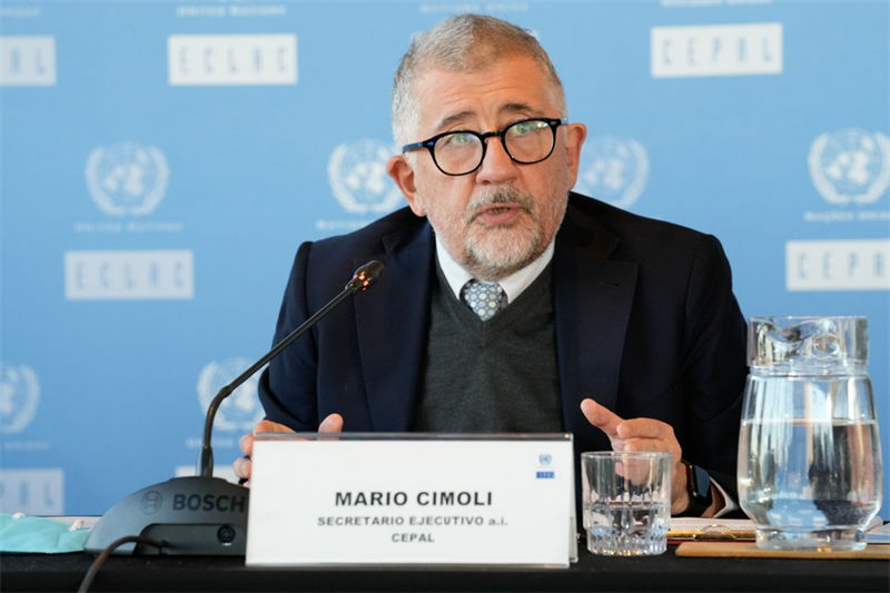 Mario Cimoli, Kaimu Katibu Mtendaji wa Kamisheni ya Uchumi ya Latini Amerika na Caribiani (ECLAC), akizungumza kwenye mkutano na waandishi wa habari huko Santiago, Chile, Juni 6, 2022. (ECLAC/Kutumwa kwa Xinhua)