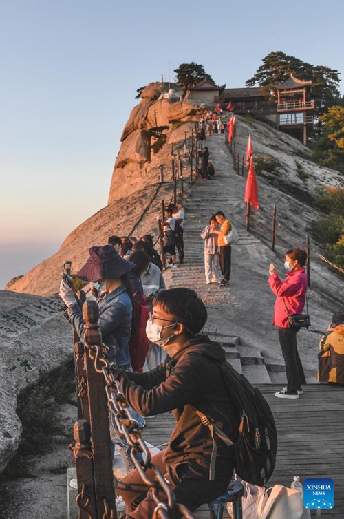 Mandhari nzuri ya machweo kwenye Milima Huashan ya Shaanxi, China