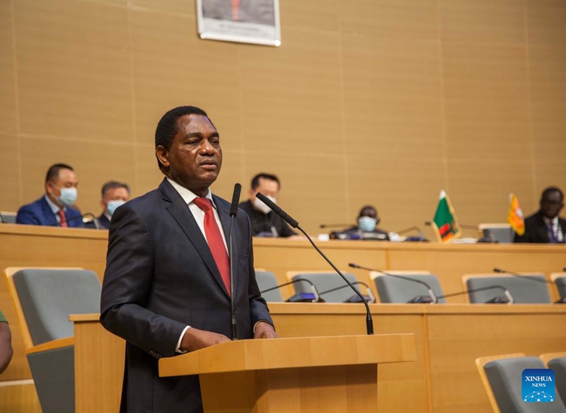 Rais Hakainde Hichilema wa Zambia akitoa hotuba kwenye hafla ya ufunguzi wa Baraza la kwanza la Biashara na uwekezaji kati ya Zambia na China huko Lusaka, Zambia, Septemba 28, 2022. (Picha ilipigwa na Martin Mbangweta/Xinhua)