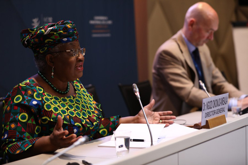 Mkurugenzi Mkuu wa Shirika la Biashara Duniani (WTO) Ngozi Okonjo-Iweala (L) akizungumza kwenye Mkutano wa 12 wa Mawaziri wa WTO (MC12) huko Geneva, Uswisi, Juni 15, 2022. (WTO/Kutumwa kupitia Xinhua)