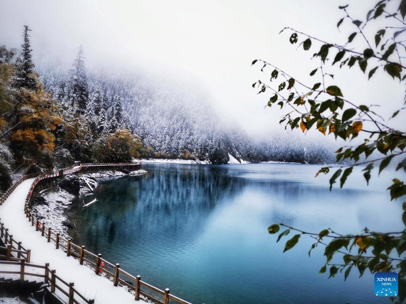 Mandhari ya theluji ya Jiuzhaigou, Sichuan