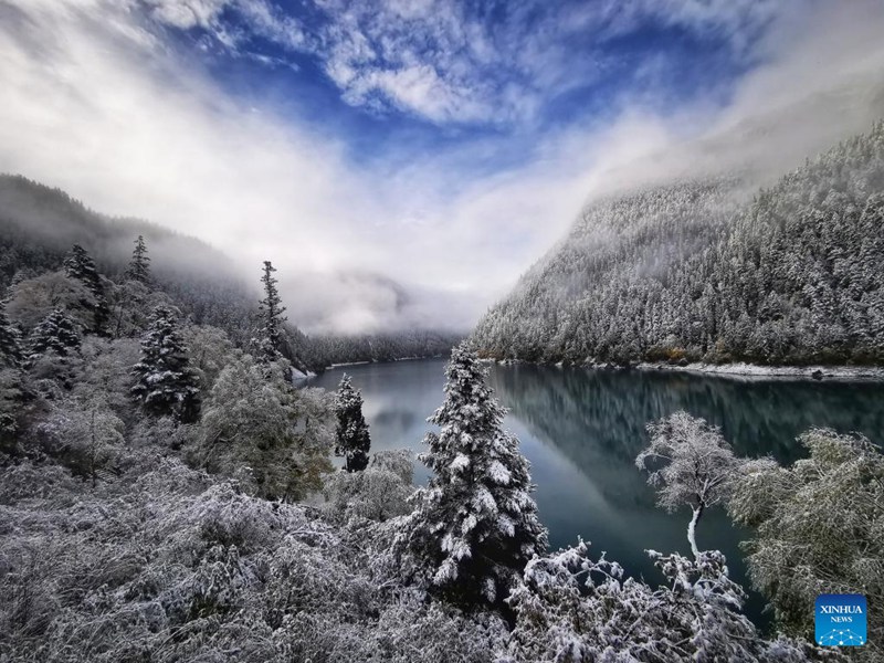 Mandhari ya theluji ya Jiuzhaigou, Sichuan