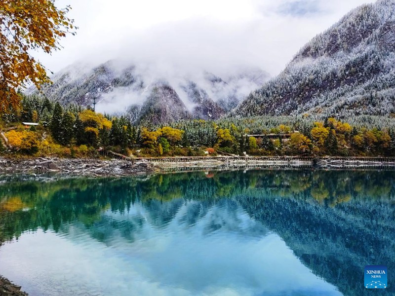 Mandhari ya theluji ya Jiuzhaigou, Sichuan