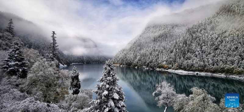 Mandhari ya theluji ya Jiuzhaigou, Sichuan