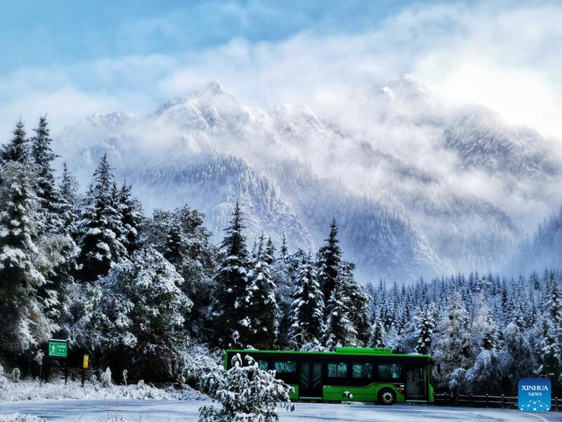 Mandhari ya theluji ya Jiuzhaigou, Sichuan