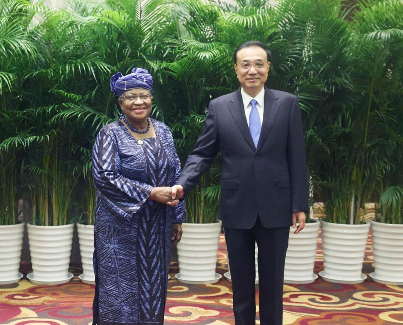 Waziri Mkuu wa China Li Keqiang akisalimiana na Mkurugenzi Mkuu wa Shirika la Biashara Duniani (WTO) Ngozi Okonjo-Iweala, ambaye yuko China kwa ajili ya mkutano wa majadiliano wa "1+6" katika Mji wa Huangshan, Mkoa wa Anhui Mashariki mwa China, Desemba 8, 2022. (Xinhua/Liu Weibing)