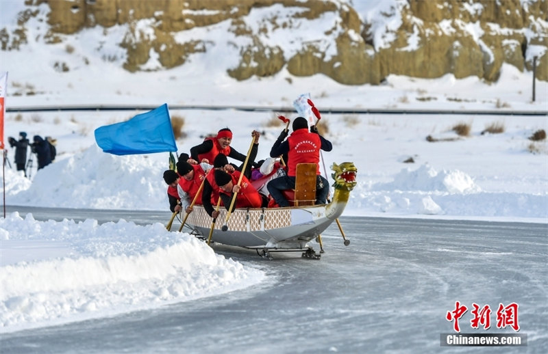 Mbio za mashua ya dragoni kwenye barafu ya Ziwa Ulungur Fuhai, Xinjiang