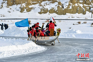 Mbio za mashua ya dragoni kwenye barafu ya Ziwa Ulungur Fuhai, Xinjiang