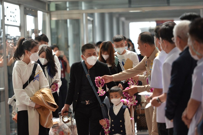 Abiria wa China wakikaribishwa na maafisa wa Thailand katika Uwanja wa Ndege wa Suvarnabhumi wa Samut Prakan, Thailand, Januari 9, 2022. (Xinhua/Rachen Sageamsak)