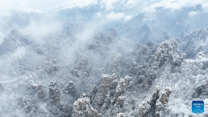 Theluji iliyofunika Mlima Tianzi huko Zhangjiajie, Mkoa wa Hunan wa China yaleta mandhari ya kuvutia