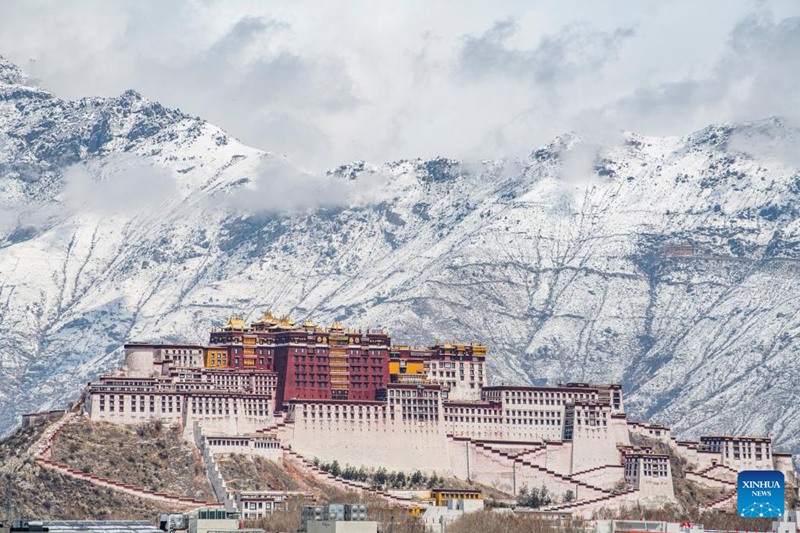 Mandhari ya Kasri la Potala baada ya theluji kuanguka huko Lhasa, Kusini Magharibi mwa China