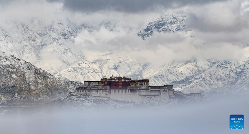 Mandhari ya Kasri la Potala baada ya theluji kuanguka huko Lhasa, Kusini Magharibi mwa China