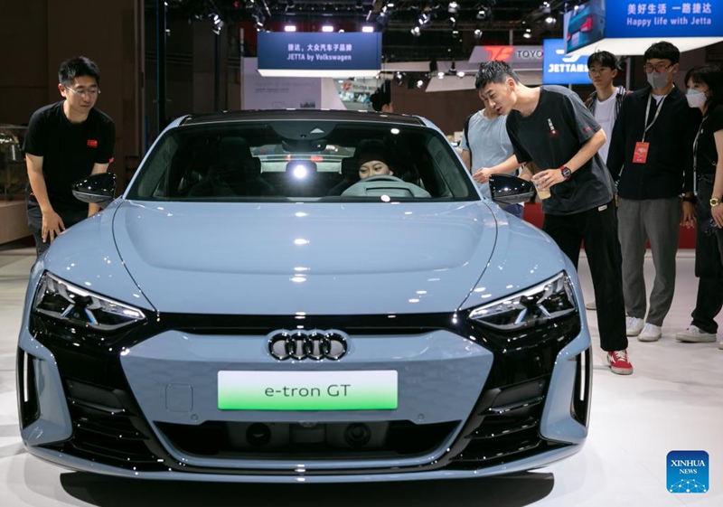 Gari aina ya Audi e-tron GT likionekana kwenye Maonyesho ya 20 ya Kimataifa ya Magari ya Shanghai huko Shanghai, China, Aprili 18, 2023. (Xinhua/Wang Xiang)