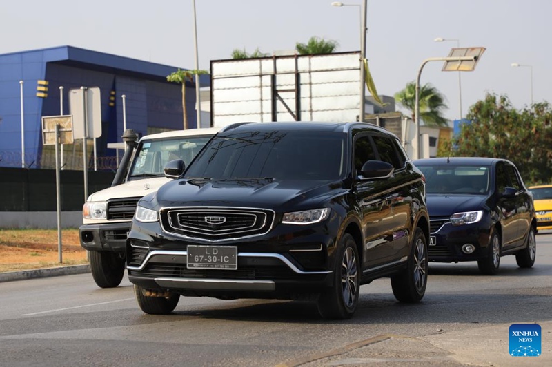 Picha hii iliyopigwa Juni 19, 2023 ikionyesha gari aina ya SUV la Kampuni ya Magari ya Geely, ambayo ni kampuni ya magari ya China, likiendeshwa kwenye barabara ya Luanda, mji mkuu wa Angola. Awamu ya Kwanza ya Maonyesho ya Magari ya Luanda ya Mwaka 2023 (Luanda Expo Car 2023) yamehitimishwa Jumapili baada ya kufanyika kwa siku tano huko Luanda, mji mkuu wa Angola. (Xinhua/Lyu Chengcheng)