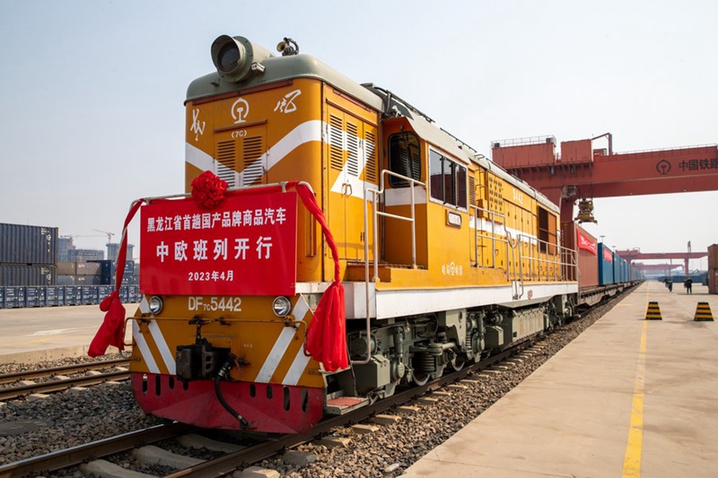 Treni ya mizigo inayotoa huduma kati ya China na Ulaya iliyopakiwa magari ya chapa ya China ikingoja kuondoka kwenye kituo cha kimataifa cha kontena cha Harbin huko Harbin, Mji Mkuu wa Mkoa wa Heilongjiang Kaskazini-Mashariki mwa China, Aprili 16, 2023. (Xinhua/Zhang Tao)