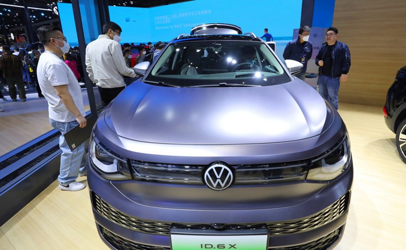 Gari la Kampuni ya Volkswagen na SAIC, Modeli ya ID.6 X likionyeshwa kwenye Maonyesho ya 20 ya Shanghai ya Viwanda vya Magari vya Kimataifa huko Shanghai, Mashariki mwa China, Aprili 24, 2023. (Xinhua/Fang Zhe)