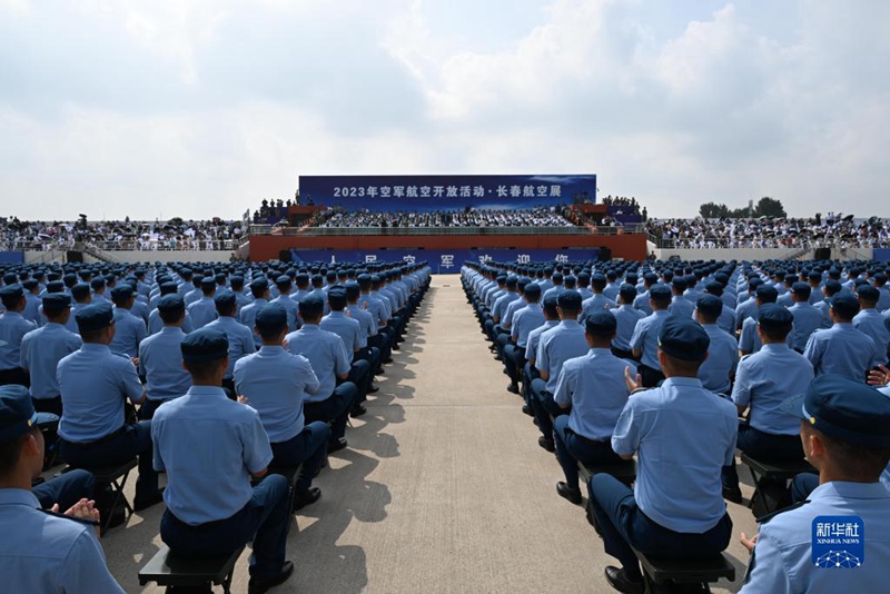 Jeshi la Anga la China lafanya Maonesho ya Urukaji wa Ndege kuwakaribisha makadeti wapya