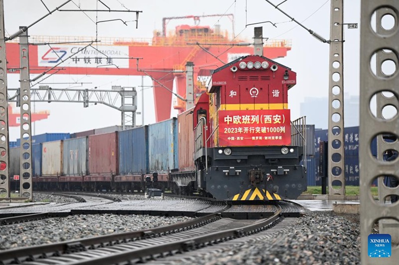 Treni ya mizigo inayotoa huduma kati ya China na Ulaya ikiondoka kwenye Bandari ya Kimataifa ya Xi'an huko Xi'an, Mkoa wa Shaanxi, Kaskazini-Magharibi mwa China, Machi 23, 2023. Treni hiyo ya X8489, iliyokuwa imepakia magari na kuondoka Xi'an wa Mkoa wa Shaanxi, China kuelekea Mji wa Selyatino nchini Russia siku ya Alhamisi. Shaanxi imeshuhudia zaidi ya safari 1,000 za treni za mizigo kutoka China hadi Ulaya tangu Mwaka 2023 (Xinhua/Li Yibo)