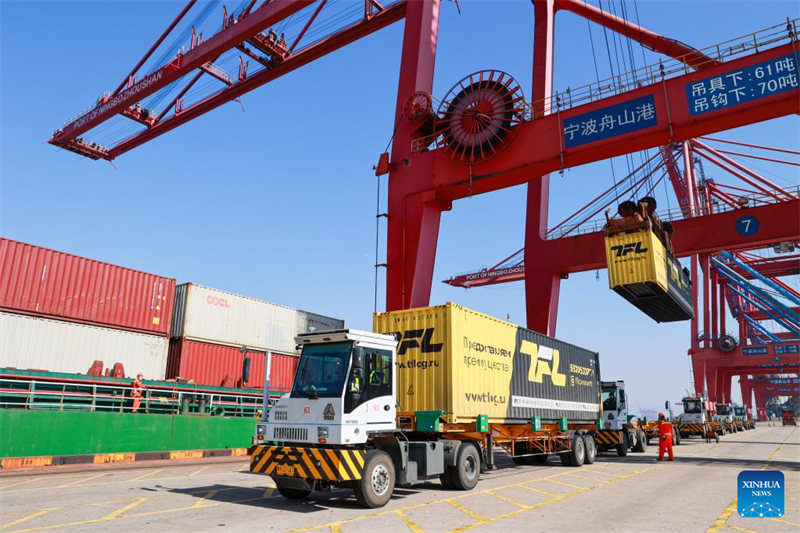 Malori yakibeba makontena kwenye Bandari ya Ningbo-Zhoushan huko Ningbo, Mkoa wa Zhejiang nchini China, Januari 30, 2023. (Picha na Jiang Xiaodong/Xinhua)