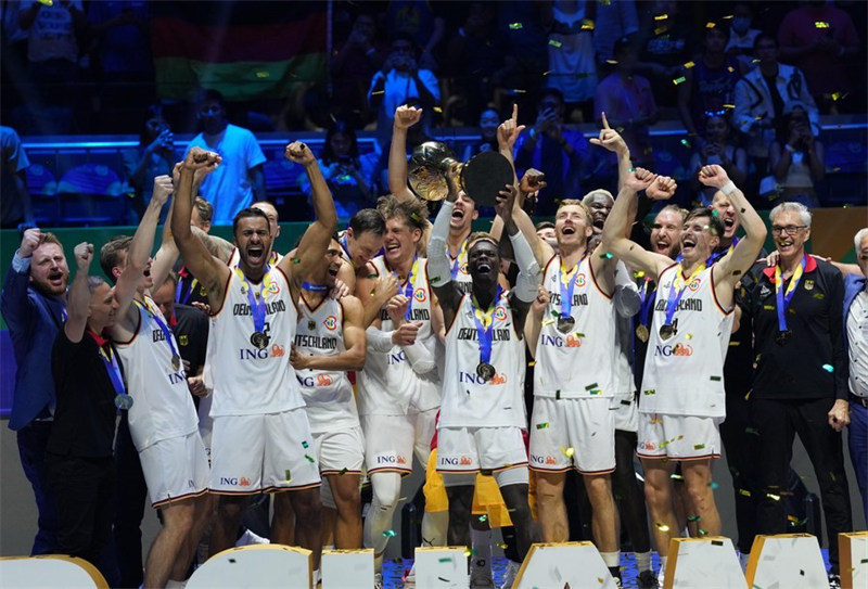 Timu ya Taifa ya Ujerumani ikisherehekea kushinda Fainali ya Kombe la Dunia la Mpira wa Kikapu la FIBA mjini Manila, Ufilipino, Septemba 10, 2023. (Xinhua/Meng Yongmin)