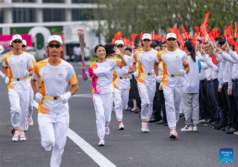 Katika picha: Mbio za kukimbiza kwa kupokezana mwenge wa Michezo ya 19 ya Asia ya Hangzhou katika Mji wa Taizhou, China