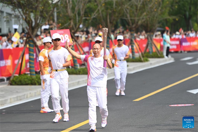 Katika picha: Mbio za kukimbiza kwa kupokezana mwenge wa Michezo ya 19 ya Asia ya Hangzhou katika Mji wa Taizhou, China