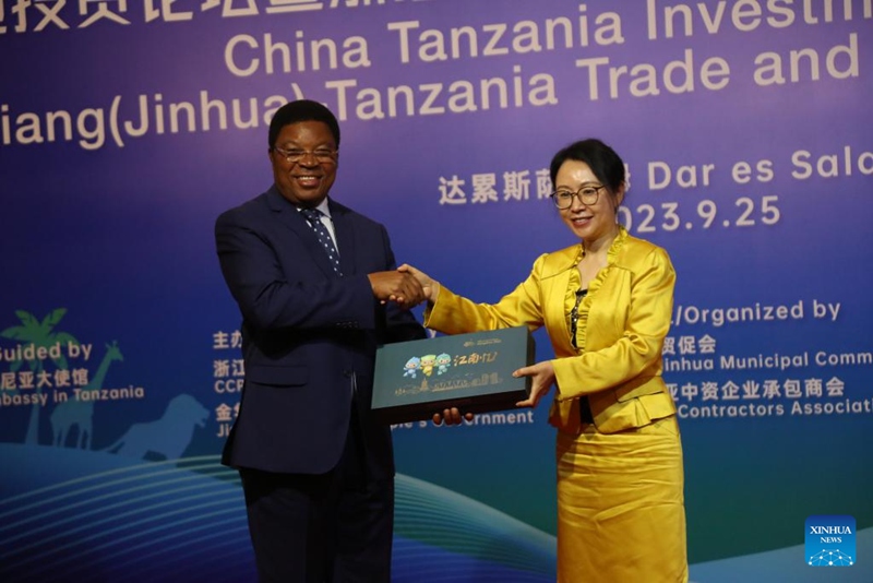 Waziri Mkuu wa Tanzania Kassim Majaliwa (kushoto) akipeana mkono na Balozi wa China nchini Tanzania, Chen Mingjian kwenye Jukwaa la Uwekezaji la China-Tanzania na Mkutano wa Biashara na Uwezekaji wa Mkoa Zhejiang (Jinhua) na Tanzania jijini Dar es Salaam, Tanzania, Septemba 25, 2023. (Picha na Emmanuel Herman/Xinhua)