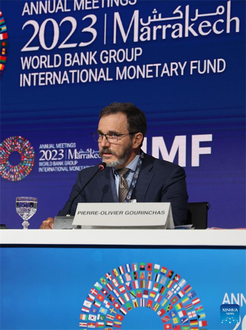 Mwanauchumi Mkuu wa Shirika la Fedha la Kimataifa (IMF) Pierre-Olivier Gourinchas akizungumza kwenye mkutano na waandishi wa habari kuhusu ripoti ya Mtazamo wa Uchumi wa Dunia ya IMF huko Marrakesh, Morocco, Oktoba 10, 2023. (Xinhua/Huo Jing)