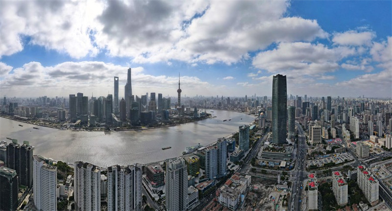 Picha hii ya iliyopigwa Januari 10, 2023 inaonyesha mandhari ya eneo la Lujiazui katika Eneo la Majaribio la Biashara Huria la China (Shanghai) lililoko Shanghai, Mashariki mwa China. (Xinhua/Fang Zhe)