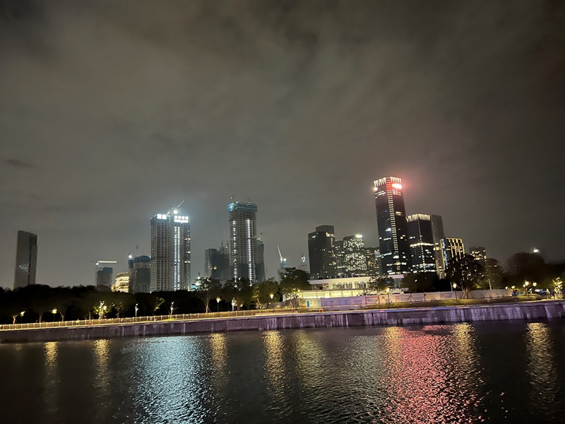 Mandhari ya Usiku ya Gurudumu kubwa la kuzunguka angani la kutazama mandhari la Glory Bay katika Mji wa Shenzhen, China