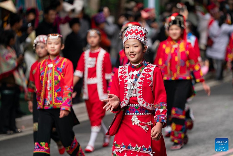 Karamu ya kwenye meza ndefu ya mtaani yafanyika katika tamasha la utalii wa kitamaduni mkoani Yunnan, China