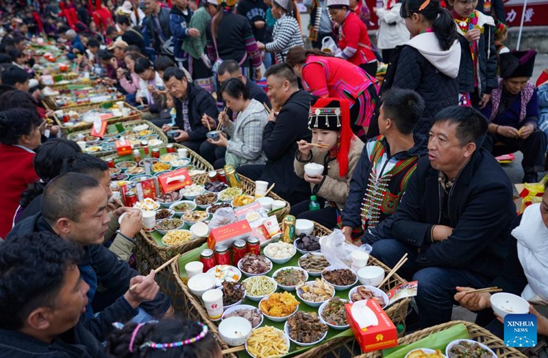 Karamu ya kwenye meza ndefu ya mtaani yafanyika katika tamasha la utalii wa kitamaduni mkoani Yunnan, China