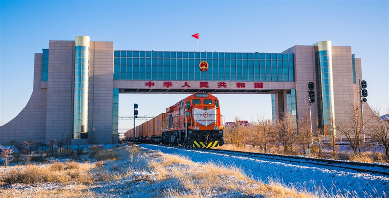 Treni ya mizigo inayotoa huduma kati ya China na Ulaya ikipita kwenye lango la taifa katika Bandari ya Erenhot iliyoko Mkoa wa Mongolia ya Ndani, Kaskazini mwa China, Januari 8, 2021. (Picha na Guo Pengjie/Xinhua)