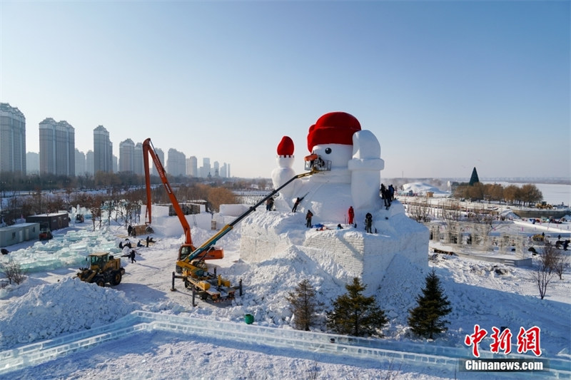 Sanamu kubwa ya mtu wa theluji (Snowman) kuonekana kwenye Bonde la Snowman mjini Harbin, Heilongjiang, China