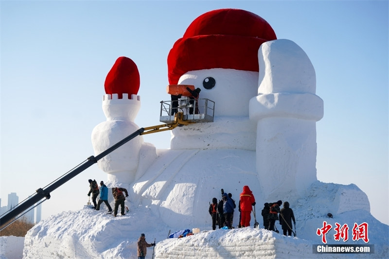 Sanamu kubwa ya mtu wa theluji (Snowman) kuonekana kwenye Bonde la Snowman mjini Harbin, Heilongjiang, China