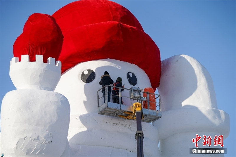 Sanamu kubwa ya mtu wa theluji (Snowman) kuonekana kwenye Bonde la Snowman mjini Harbin, Heilongjiang, China